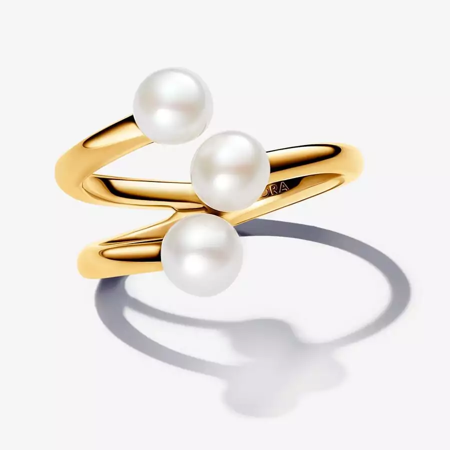 "Elegante e raffinato, l'anello Pandora Tripla Fascia con Perle Coltivate aggiunge un tocco di classe e sofisticatezza al tuo outfit."