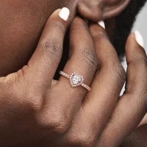 Immagine pandora anelli donna cuore indossato Bellissimo anello da donna pandora cuore in argento 925% placcato rosè e zirconi bianchi.