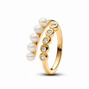 Rinnova il tuo look indossando l'Anello da donna Pandora Intreccio con Perle d’Acqua Dolce Coltivate e Pietre Luminose-163146C01