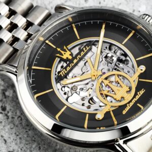 "Elegante orologio Maserati Epoca da uomo automatico in acciaio inossidabile con quadrante nero e dettagli dorati."R8823118015