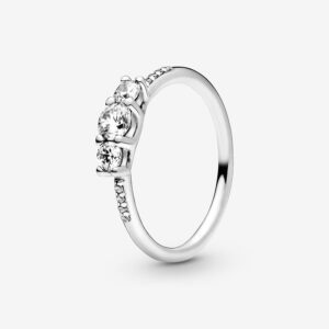 Anello donna Pandora Trilogy - Tre pietre preziose incastonate su una montatura delicata, rappresentano il passato, il presente e il futuro in un gioiello senza tempo, perfetto per esprimere il tuo stile sofisticato e la tua personalità unica.